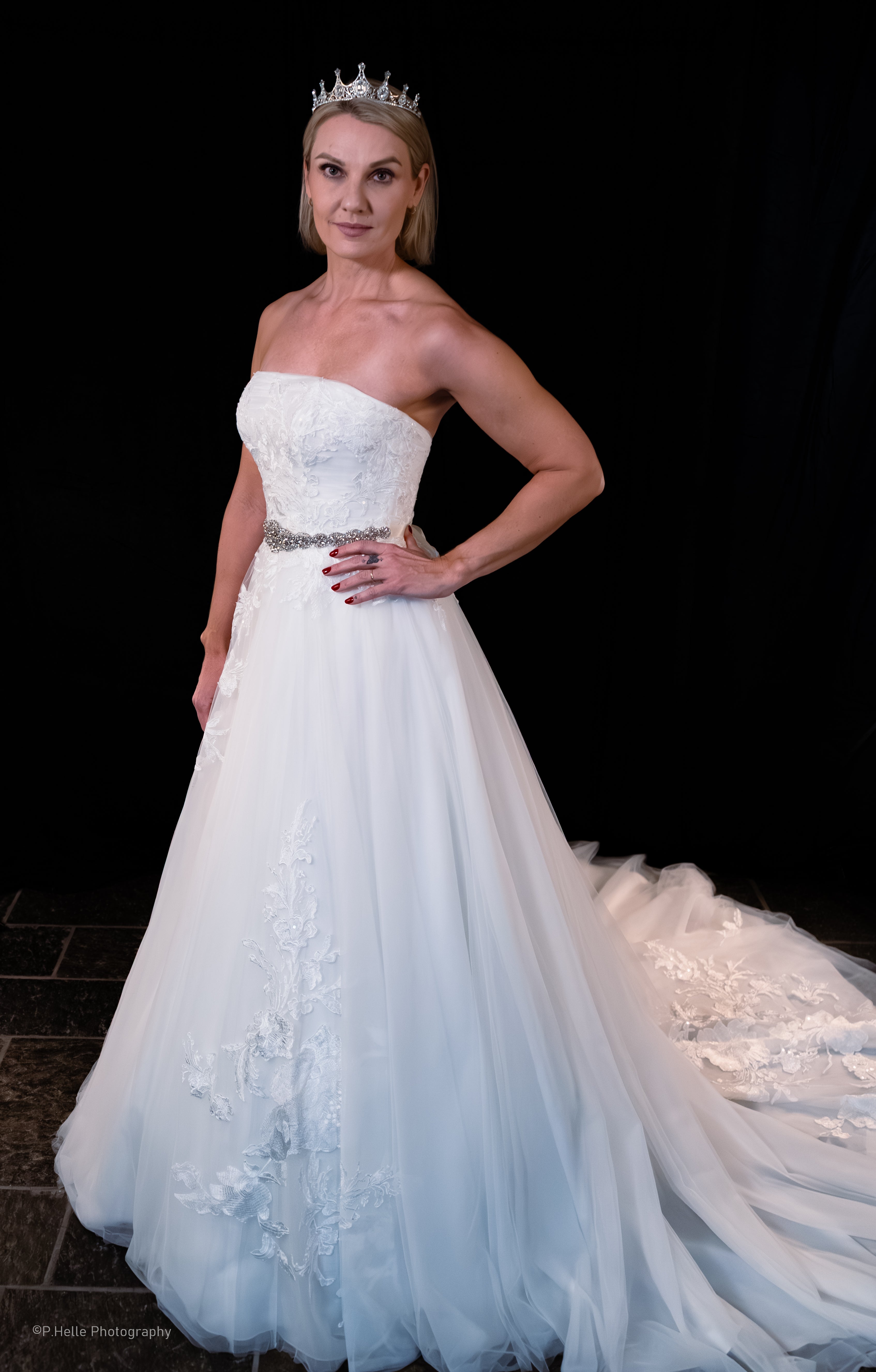 Pronovias Brudekjole – Raffinert Eleganse med Delikate Blomsterdetaljer