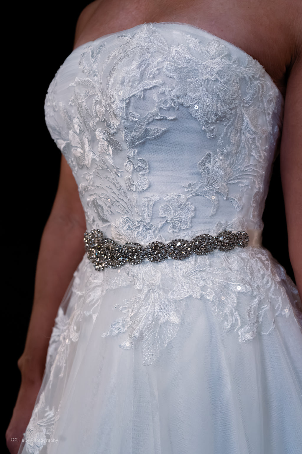 Pronovias Brudekjole – Raffinert Eleganse med Delikate Blomsterdetaljer