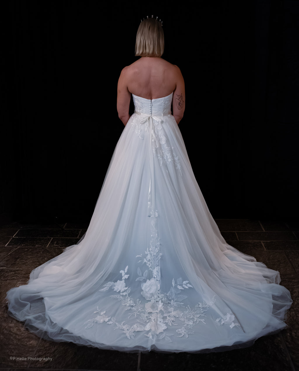 Pronovias Brudekjole – Raffinert Eleganse med Delikate Blomsterdetaljer