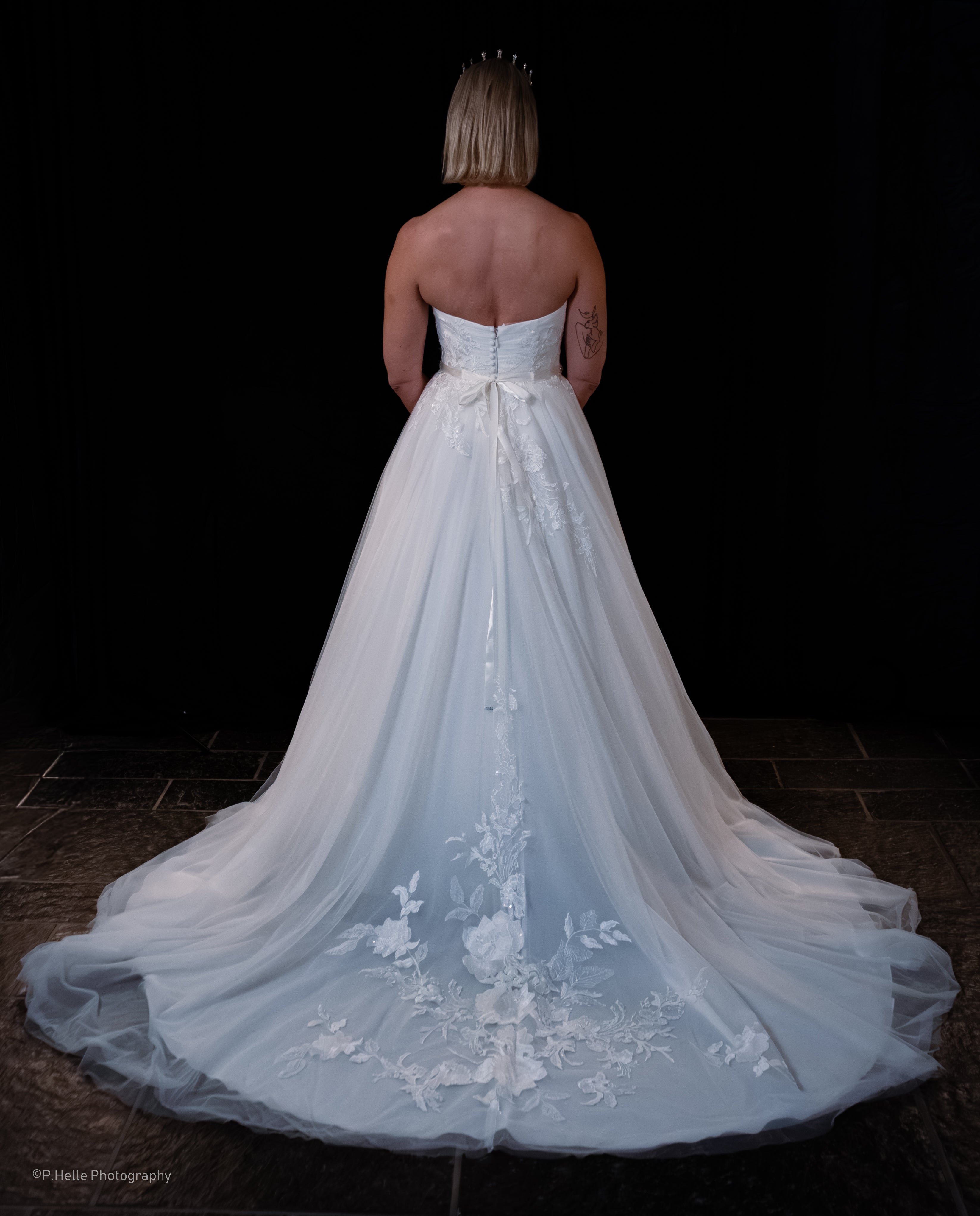 Pronovias Brudekjole – Raffinert Eleganse med Delikate Blomsterdetaljer