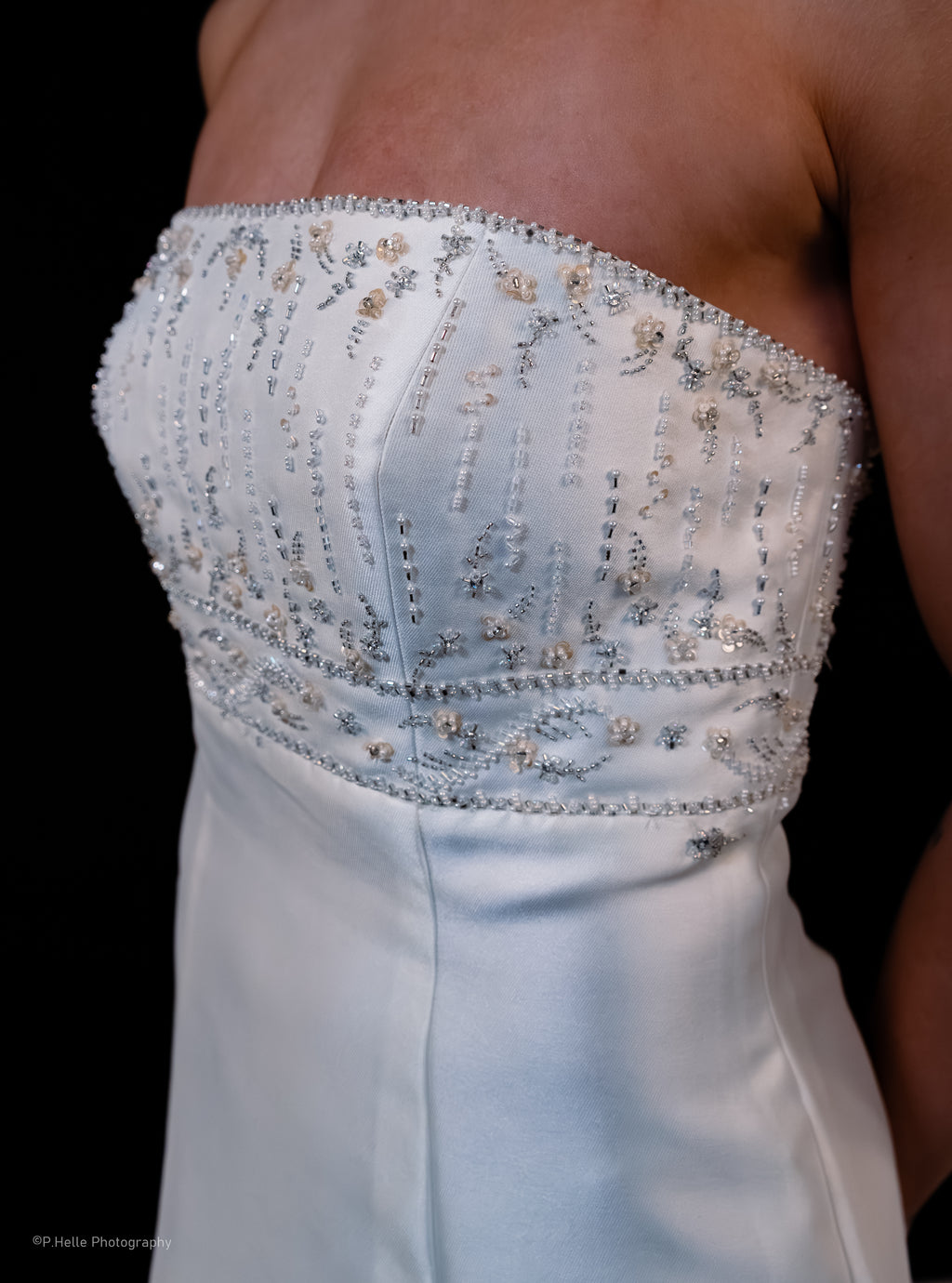 St. Patrick Brudekjole – Ren Silkeaktig Eleganse med Subtil Perleglans