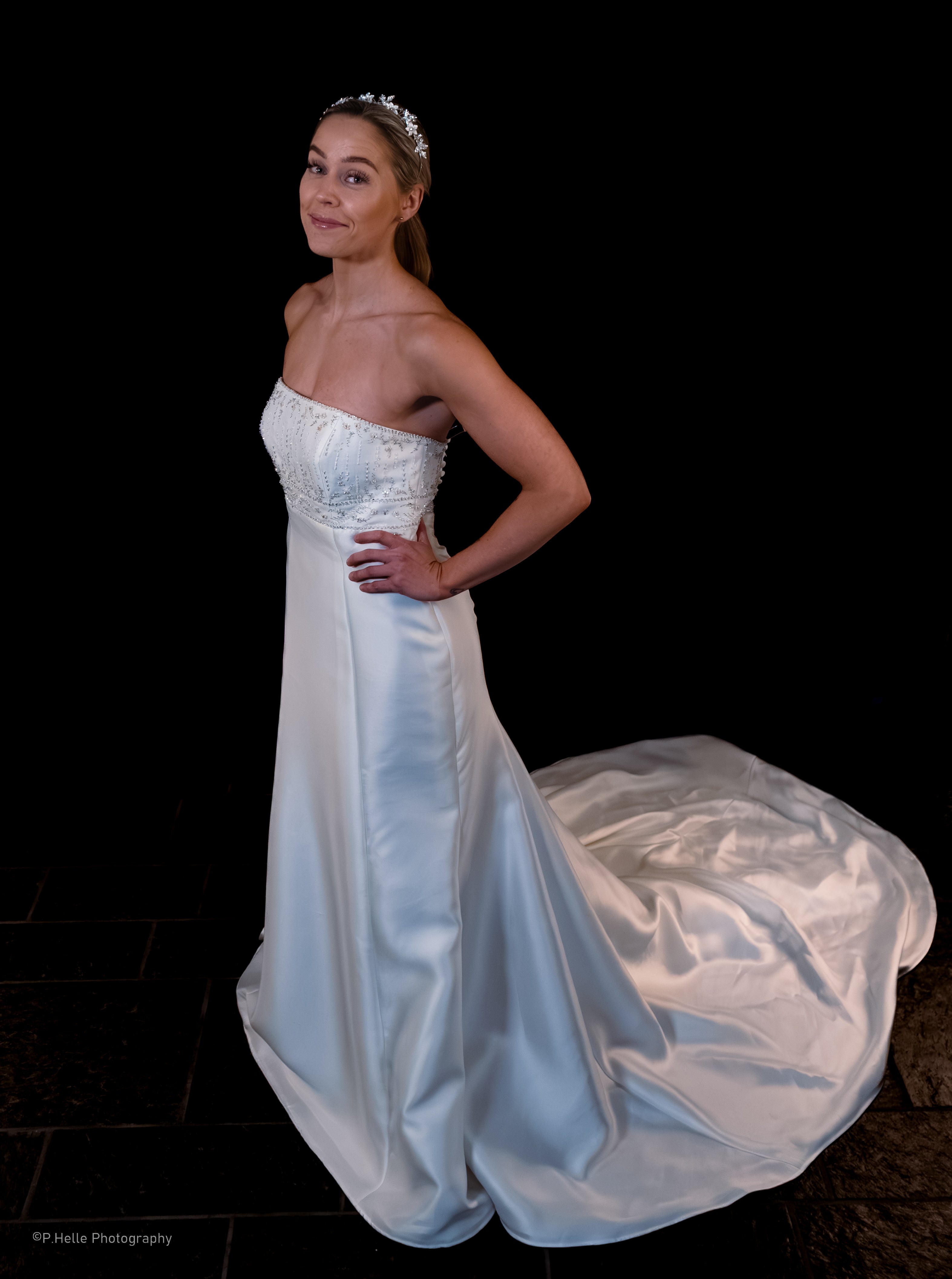 St. Patrick Brudekjole – Ren Silkeaktig Eleganse med Subtil Perleglans