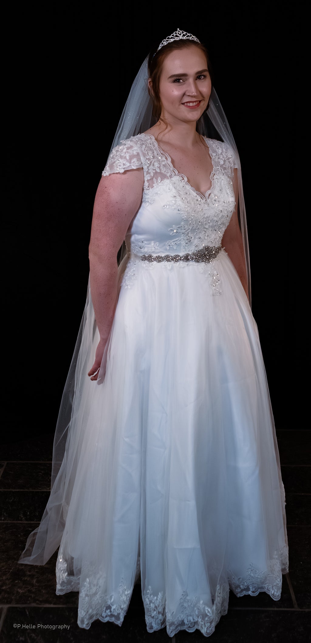 JJ’s House Brudekjole – Delikat Romantikk med Glitrende Detaljer