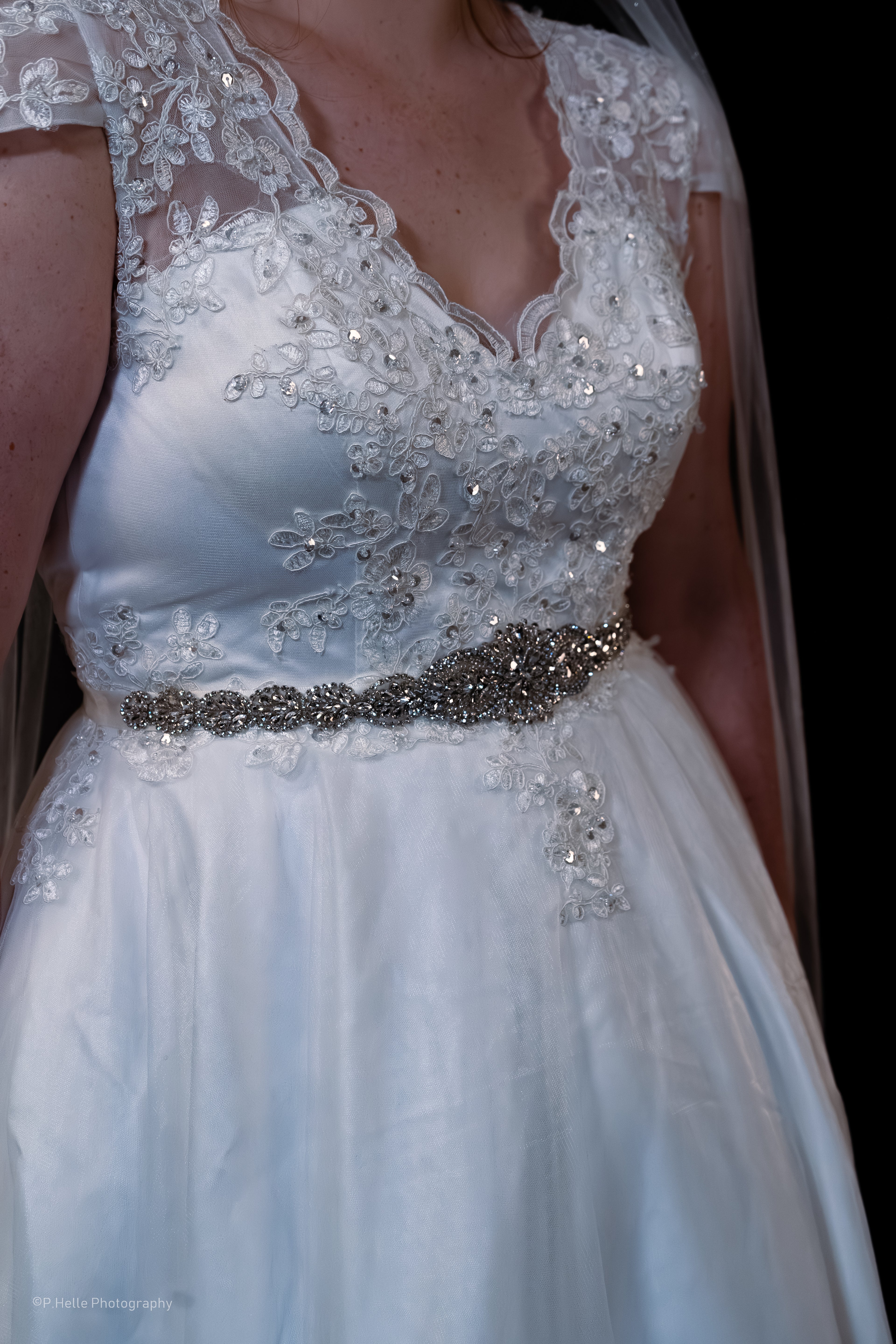 JJ’s House Brudekjole – Delikat Romantikk med Glitrende Detaljer
