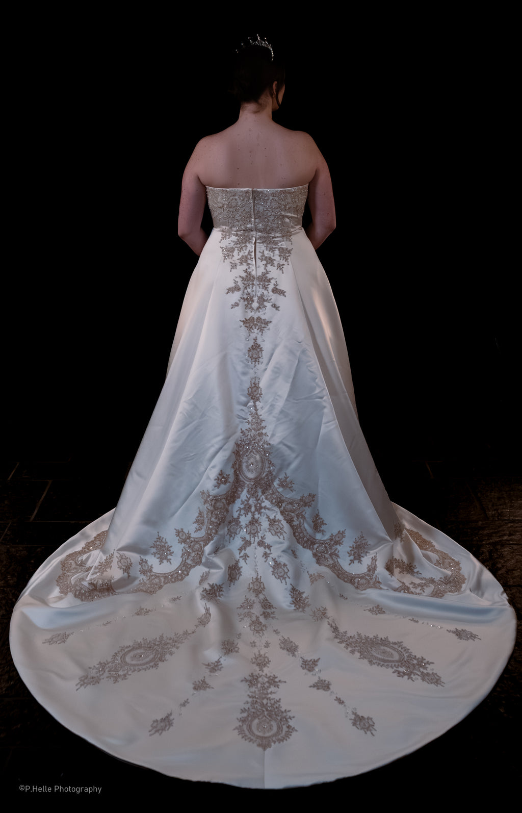 Hillary Morgan Brudekjole – Klassisk Luksus med Rike, Gulltonede Broderier