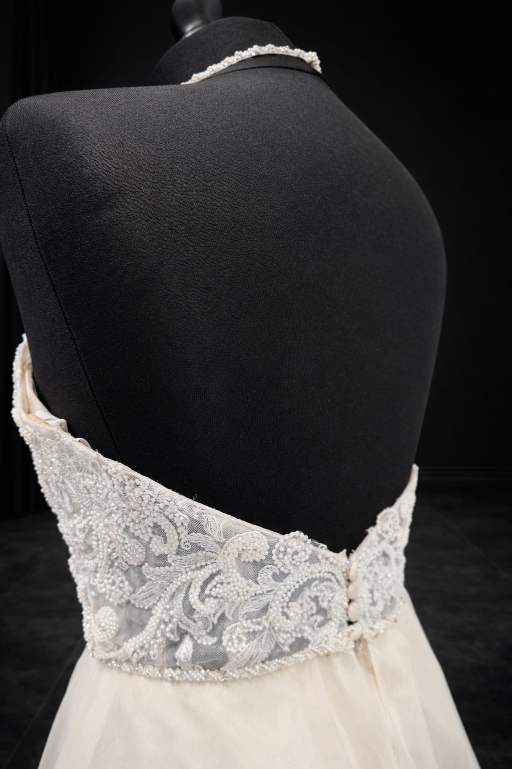 Ella Rosa Brudekjole – Elegant Halterneck med Romantisk Blondeoverdel