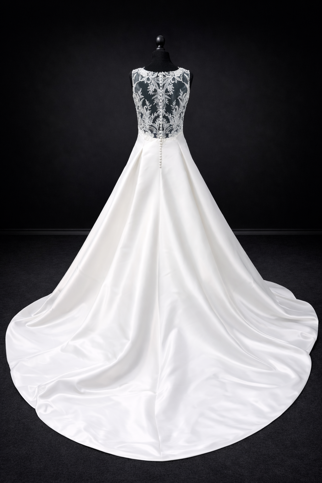 St. Patrick Rouse – Elegant satengbrudekjole med blondedetaljert rygg