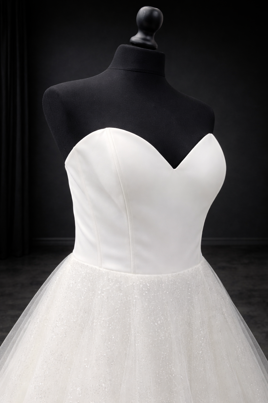 Demetrios Brudekjole – Minimalistisk Eleganse med Glitrende Tyllskjørt