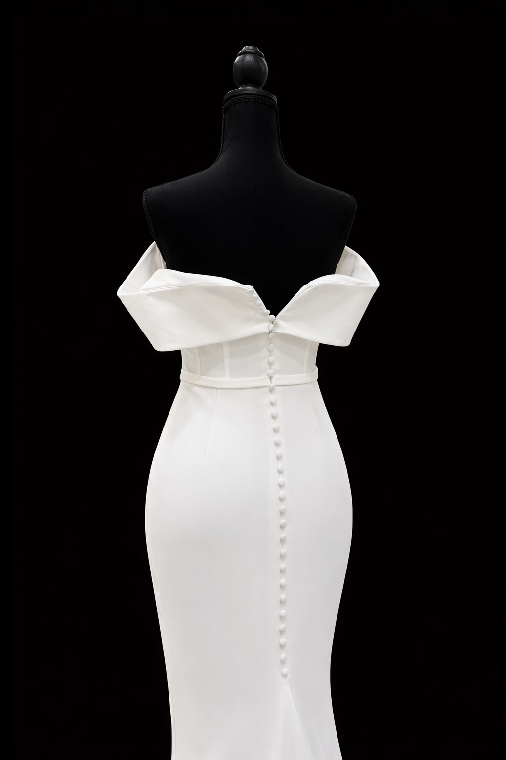 Made With Love – Elegant off-shoulder brudekjole med slep