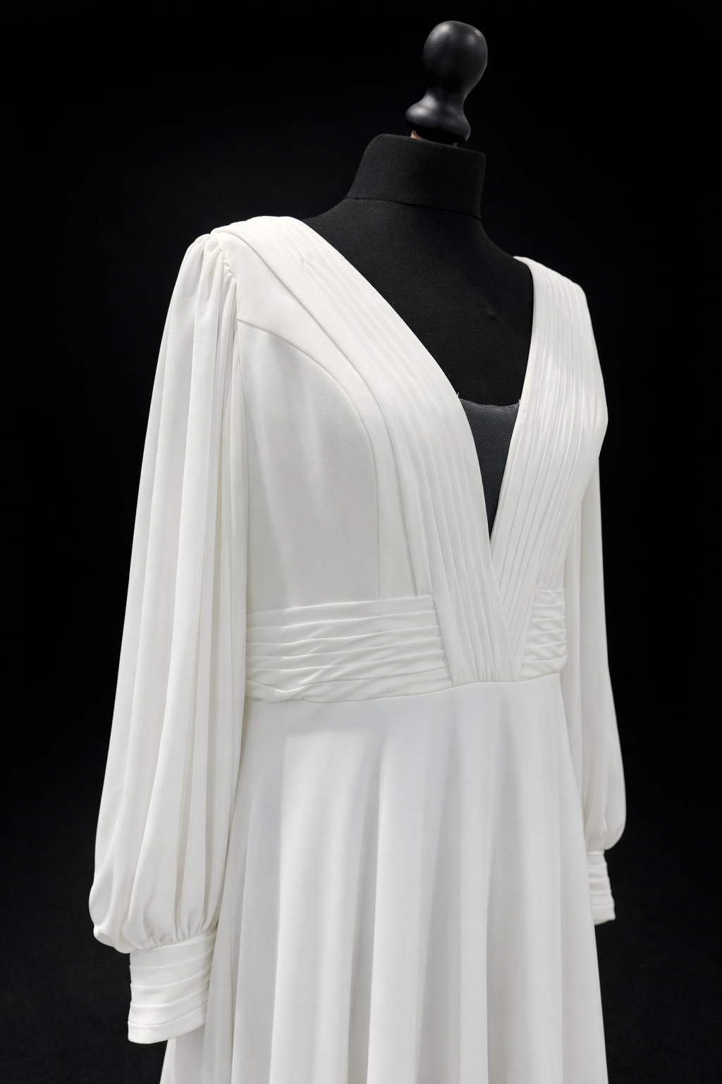 Agape – Elegant brudekjole med lange ermer og dyp V-utringning