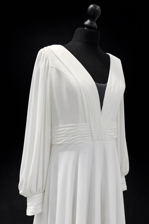 Agape – Elegant brudekjole med lange ermer og dyp V-utringning