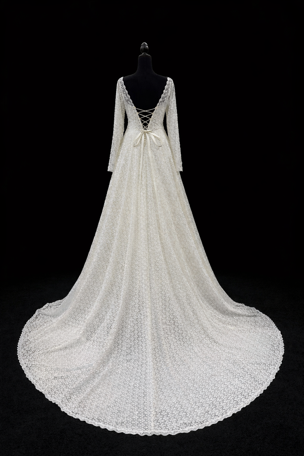 Romantisk blondebrudekjole med dyp V og snøring i ryggen