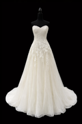 La Sposa – Romantisk prinsessekjole med blondeliv