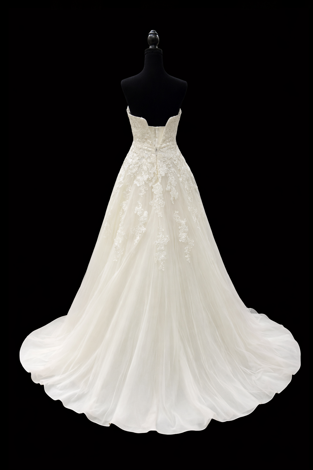 La Sposa – Romantisk prinsessekjole med blondeliv