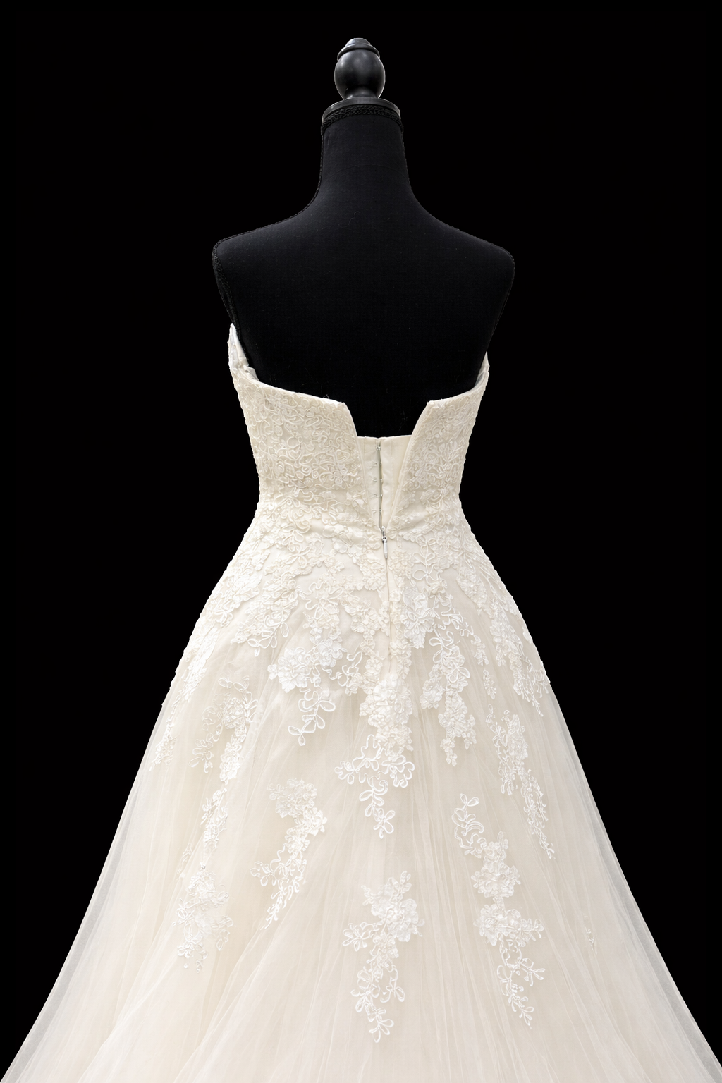 La Sposa – Romantisk prinsessekjole med blondeliv