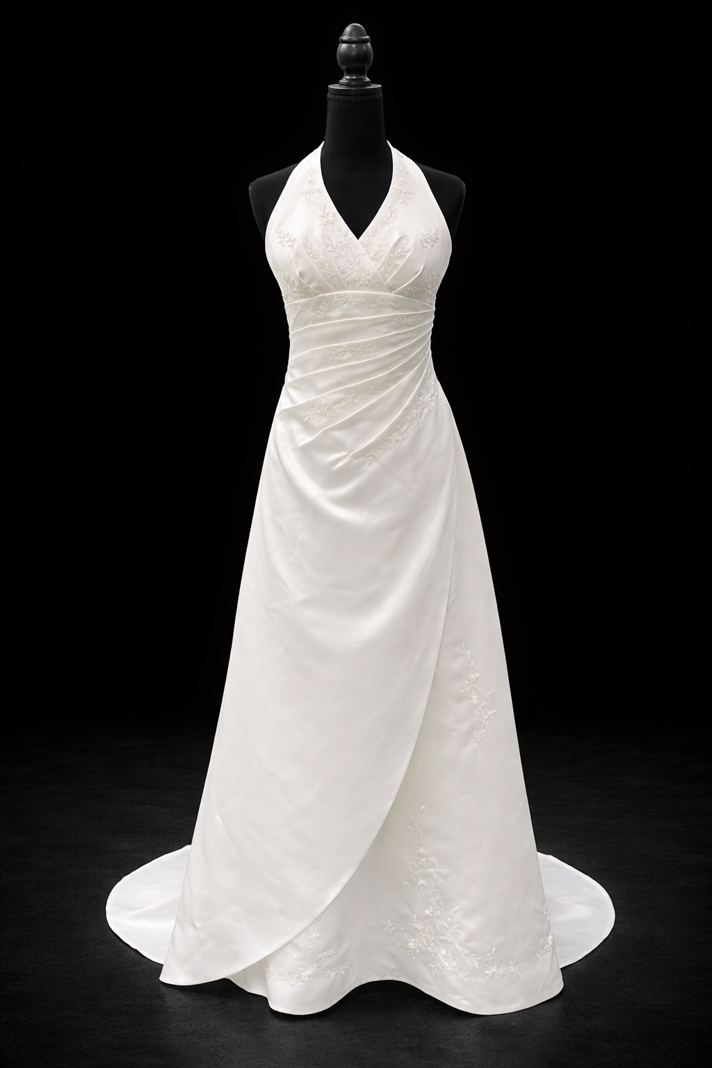 Lilly – Elegant halterneck brudekjole med draperinger og delikate blondedetaljer