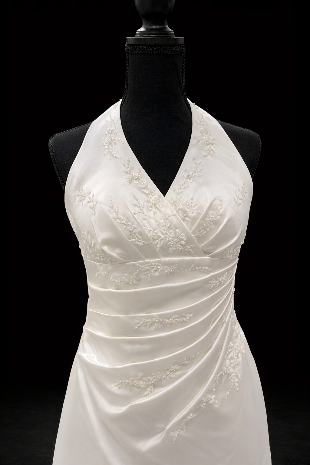 Lilly – Elegant halterneck brudekjole med draperinger og delikate blondedetaljer