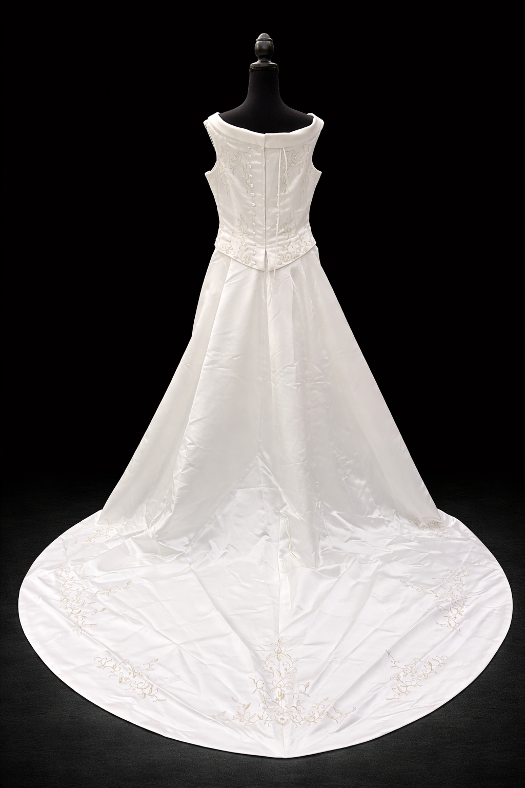 Pronovias – Huracar klassisk brudekjole med brodert overdel og elegant slep