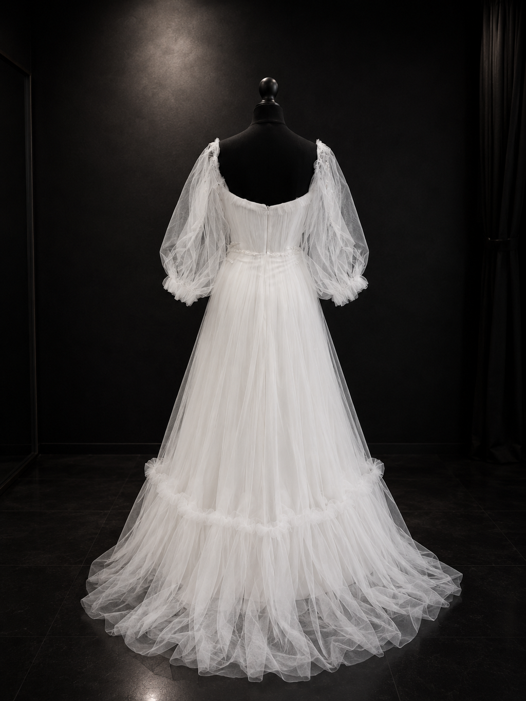 Elegant romantisk brudekjole med voluminøse tyll-detaljer