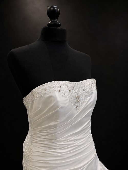 Agape elegant stroppeløs brudekjole med draperte detaljer