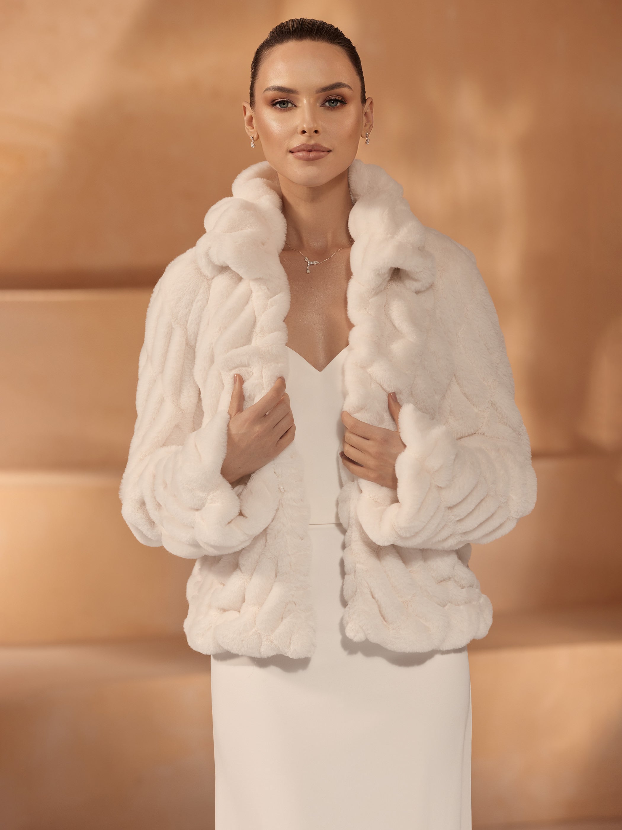Brudetopp i faux fur med lange ermer - E445