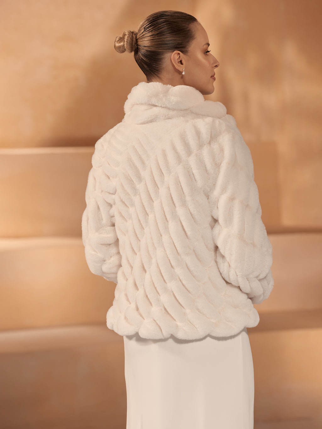 Brudetopp i faux fur med lange ermer - E445