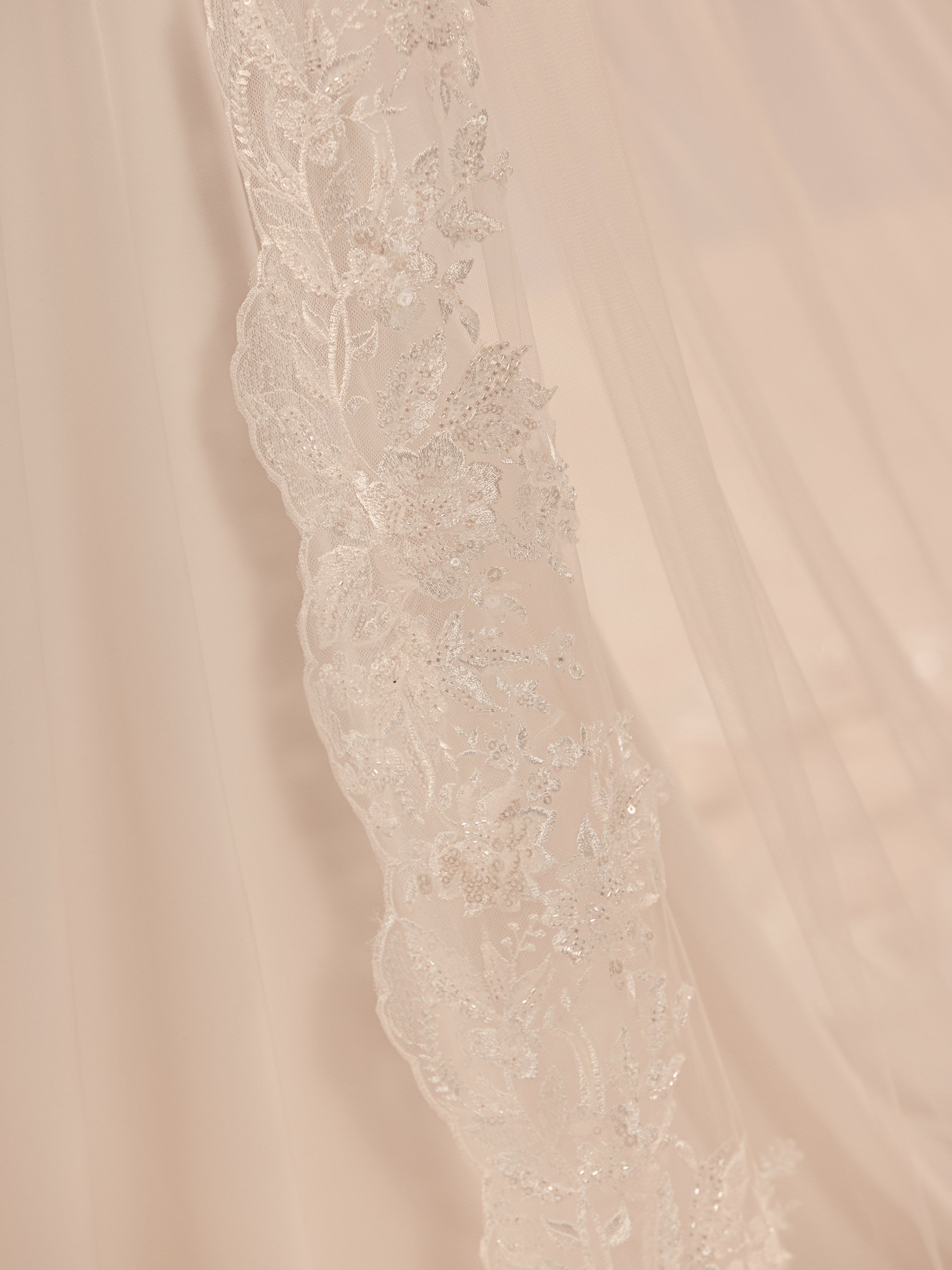 Brudeslør i tyll med blondedetaljer (S471, S474, S473)