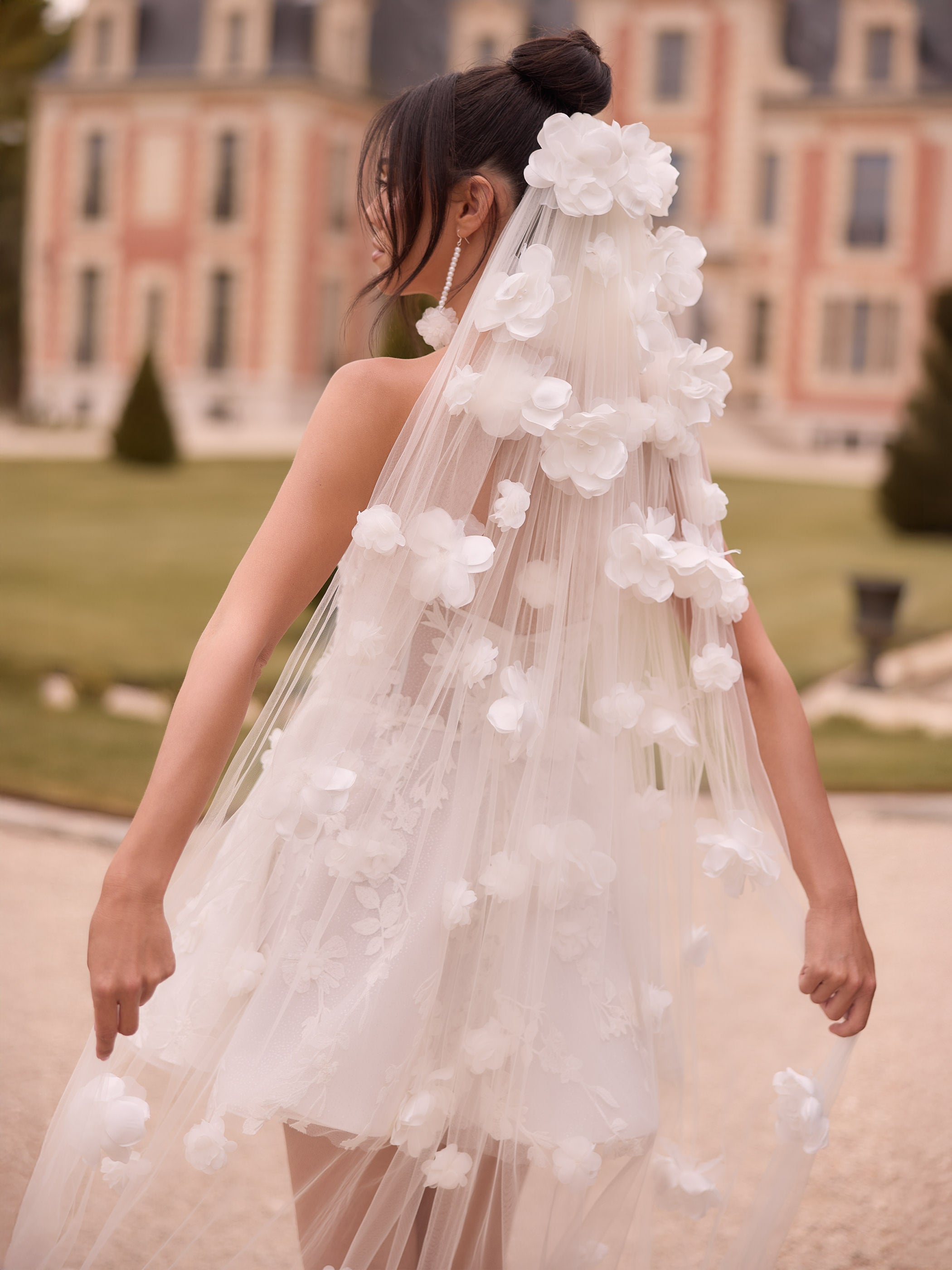 Brudeslør i tyll med 3D blomster - 300 cm - S546