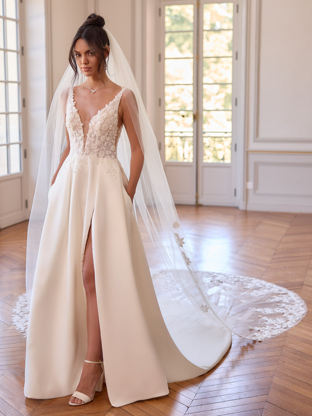 Brudeslør i tyll med blondedetaljer og 3D-blomster - 350 cm - S550
