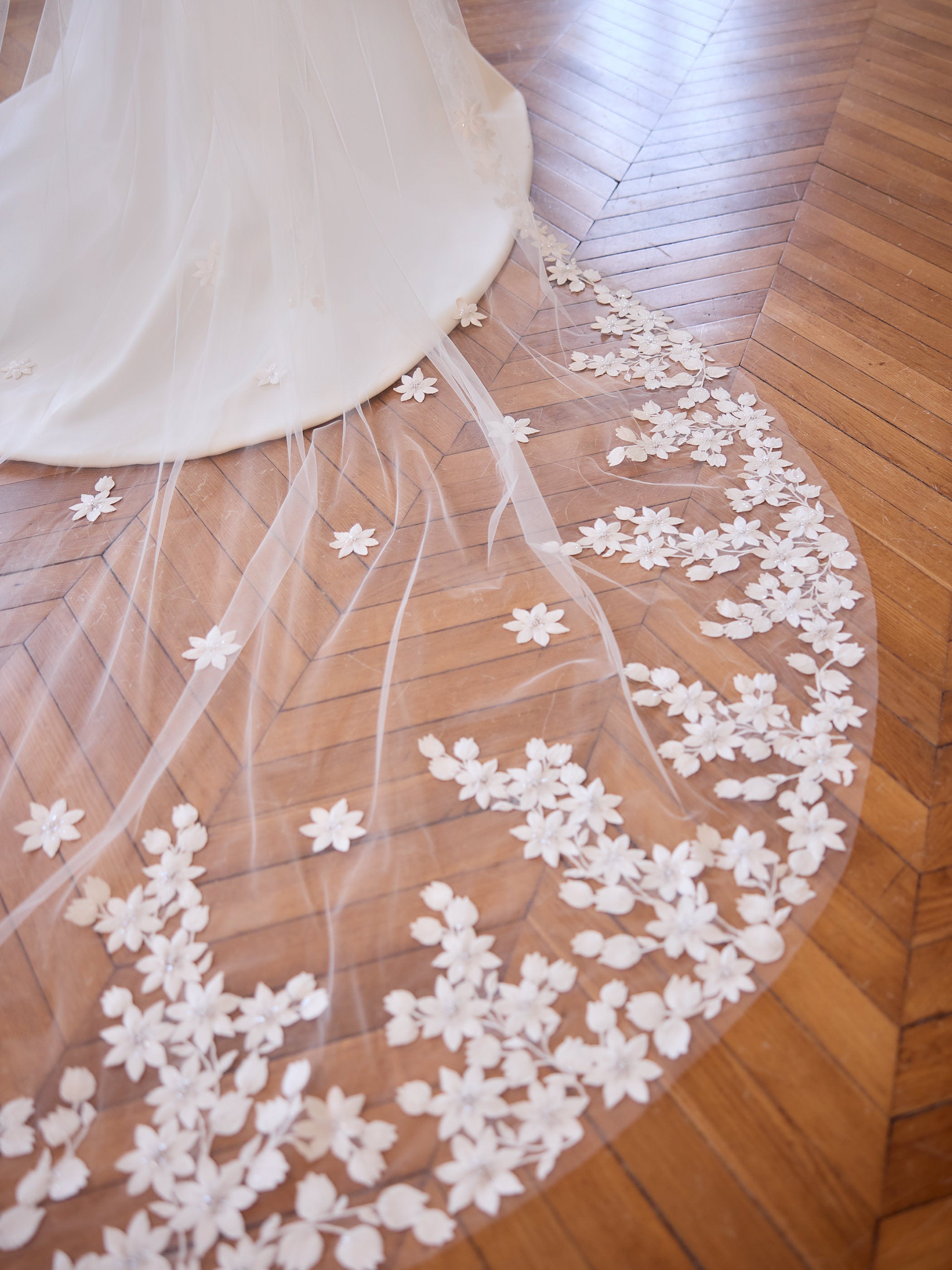 Brudeslør i tyll med blondedetaljer og 3D-blomster - 350 cm - S550