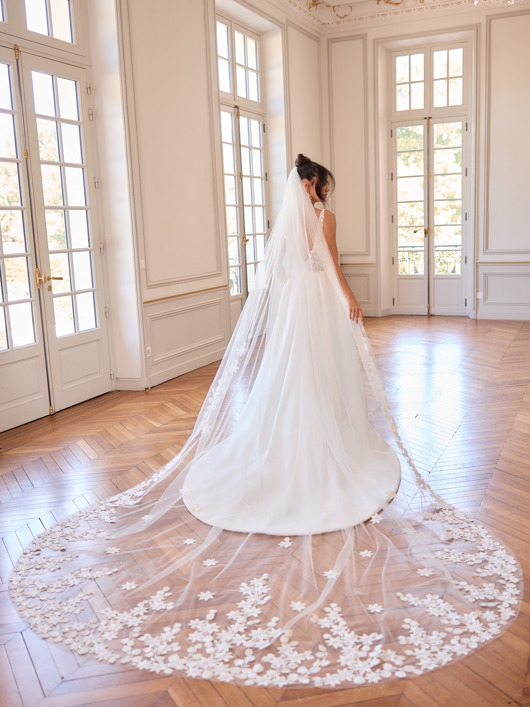 Brudeslør i tyll med blondedetaljer og 3D-blomster - 350 cm - S550